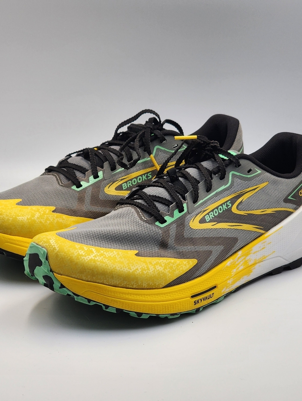 Brooks Catamount 3 Men 13 D Gray Yellow Walking Trail Sneaker Running Shoes.